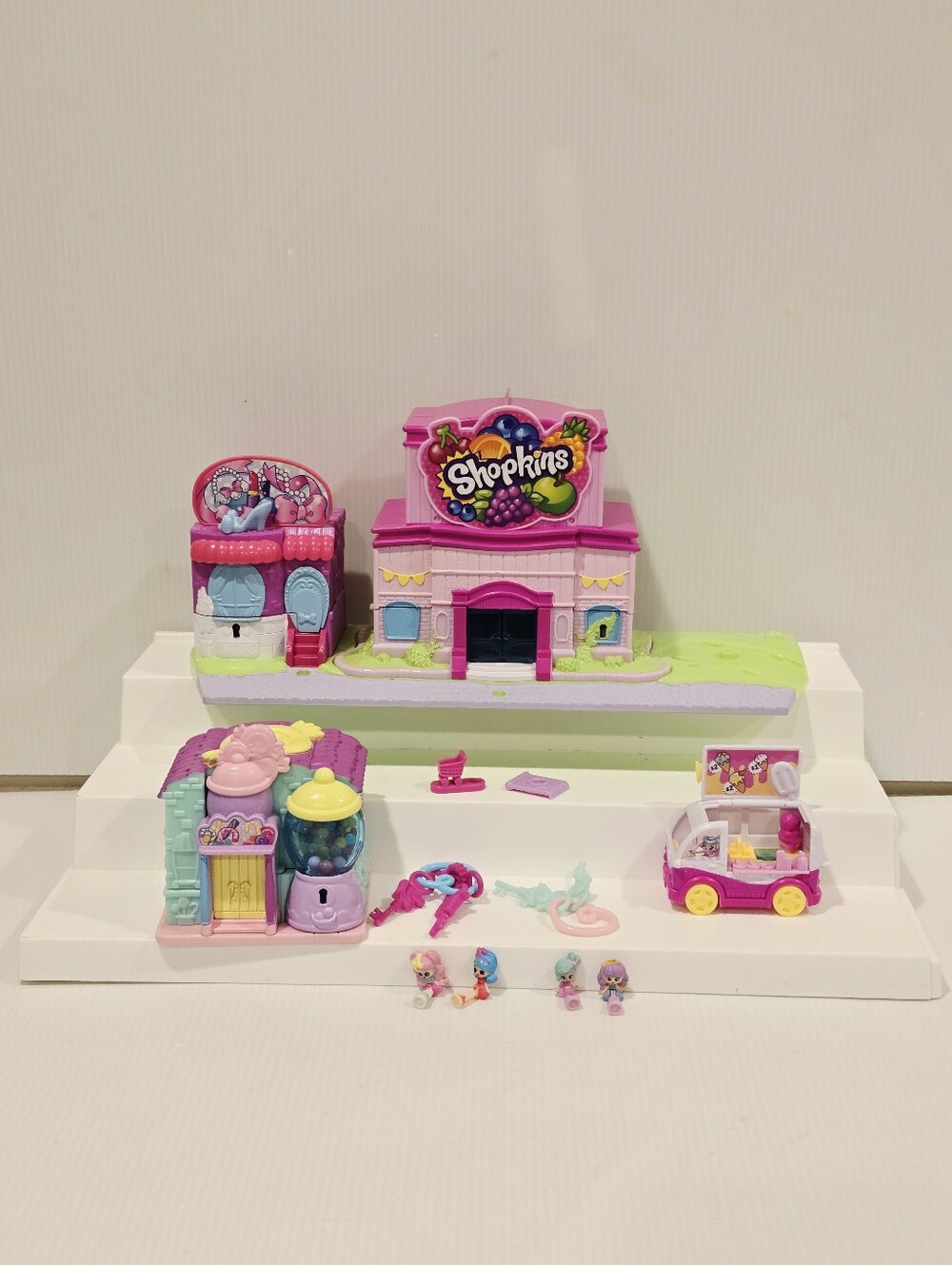Shopkins Lil Secrets Small Mall Playset and Bubblegum House Set